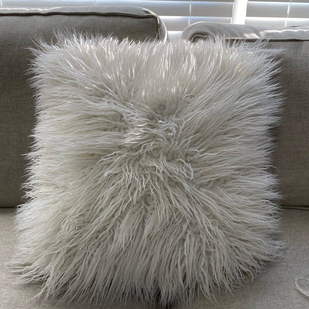 White throw pillow